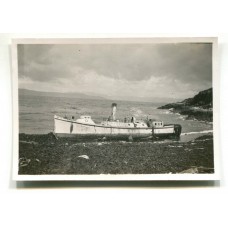 BARCOS 1947 FOTO PEQUEÑA DE LANCHA ARROJADA POR TEMPORAL A LA PLAYA EN LA PATAGONIA, PERTENECIENTE AL BARCO HIDROGRAFICO ARA 